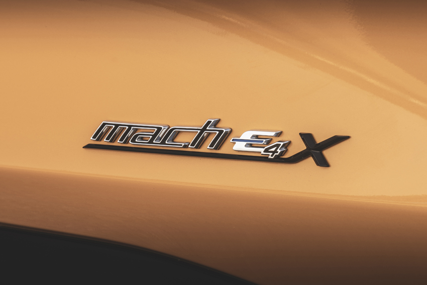 Le logo de la nouvelle Ford Mustang Mach-e GT 2021 sur Cyber Orange